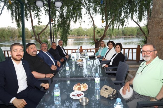 Milletvekilimiz Sayın Prof. Dr. Filiz Kılıç ve Belediye Başkanımız Sayın Mustafa Kenan Sarıtaş, sosyal tesislerde bulunan vatandaşlarımızla da sohbet ettiler ardından sosyal tesislerde devam eden çalışmaları incelediler.