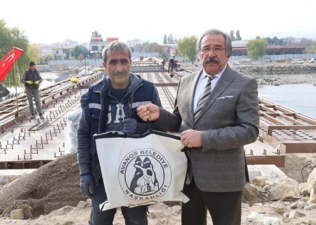 Tarihi Taş Köprünün Çelik Konstrüksiyon İşçilerine Başkan Sarıtaş Hediye Takdim Etti.