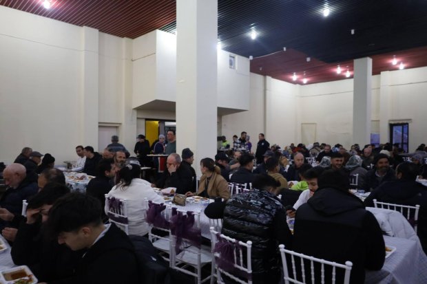 Belediyemiz tarafından düzenlenen geleneksel iftar yemeği, yoğun katılımla devam ediyor.