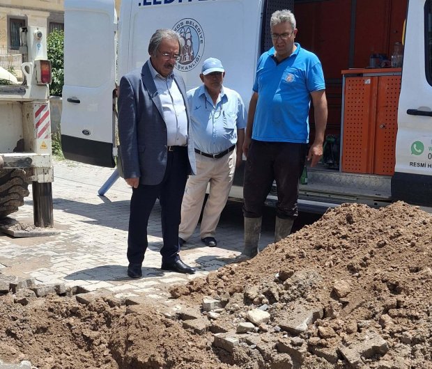 İlçemiz Karaseki Mahallesi Altınevlerde ana su borusunda meydana gelen arızaya belediye ekiplerimizce hızla müdahale edilerek, arıza giderildi ve hatta su verildi.