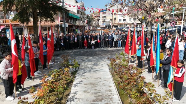 23 NİSAN ULUSAL EGEMENLİK VE ÇOCUK BAYRAMI DOLAYISIYLA ÇELENK TÖRENİ DÜZENLENDİ