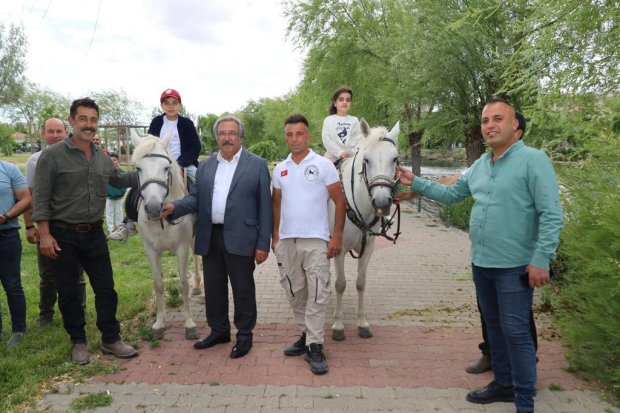 Kapadokya At ve Atçılık Kültür Festivali kapsamında çocuklara yönelik Pony Clup midilli atlarıyla ata binme deneyim etkinliği gerçekleştirildi.