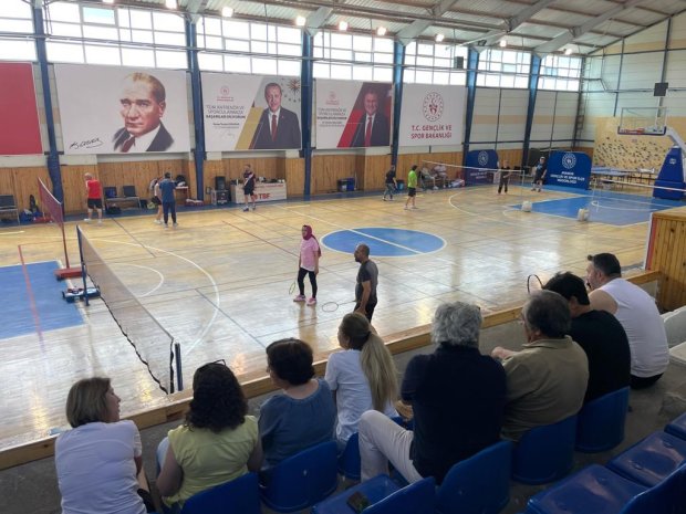 Belediye Başkanımız Veteranlar Badminton Müsabakasına sporculara destek için izleyici olarak katıldı.