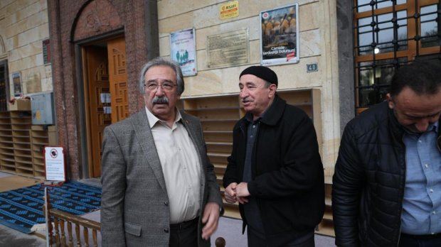 Belediye Başkanımız Sayın Mustafa Kenan Sarıtaş Bayram Namazının ardından Şehit Şevket Tekin Merkez Camii’nde hemşehrilerimizle bayramlaştılar.