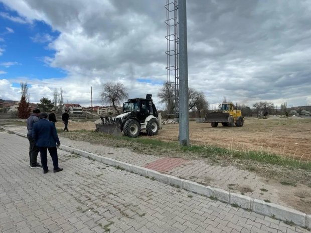 Kızılırmak kenarında, Karşıbağ girişinde atıl durumda bulunan boş arazi, taş döşenerek halkımızın hizmetine otopark olarak sunulmak üzere düzenleme çalışmaları başlatıldı.