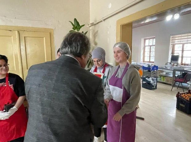 8 Mart Dünya Kadınlar Günü'nün hafta sonuna denk gelmesinden dolayı, Belediye Başkanımız Sn. Mustafa Kenan Sarıtaş, haftanın ilk iş günü belediyemizde çalışan kadın personellerimize çiçek takdim ederek, 8 Mart Dünya Kadınlar Günü'nü kutladı.