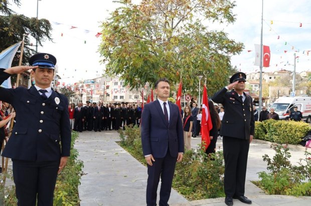 Belediye Başkanımız Sayın Mustafa Kenan Sarıtaş, Cumhuriyetimizin 102. yılı kutlamaları kapsamında düzenlenen törende, Cumhuriyet Meydanı’nda bulunan Atatürk Anıtı’na çelenk sundu.