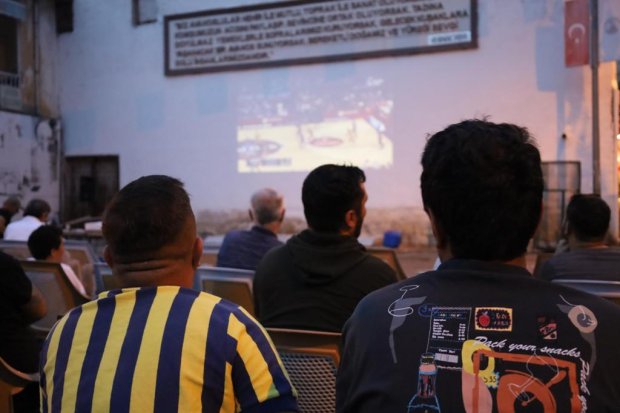 Dev ekranda maçı izleyen yüzlerce vatandaşımız, galibiyetle birlikte büyük bir coşku ve sevinç yaşadı.