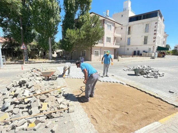 Belediye Başkanımız Mustafa Kenan Sarıtaş ,belediye personellerinin çocuk parklarında gerçekleştirdikleri çalışmaları yerinde inceleyip çalışmalar hakkında bilgiler aldı.