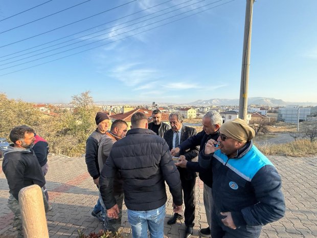 Belediyemiz, soğuk havaların ardından toprak donmadan önce elimizde bulunan ağaç ve çiçekleri toprakla buluşturmak için çalışmalarını yoğun bir şekilde sürdürüyor.