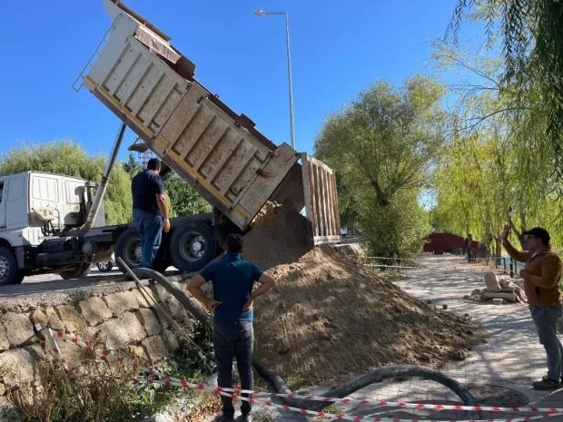 Belediye Başkanımız Kızılırmak nehri içinden geçen içme suyu boru hattında meydana gelen arızanın giderilmesi için yürütülen çalışmayı inceledi.