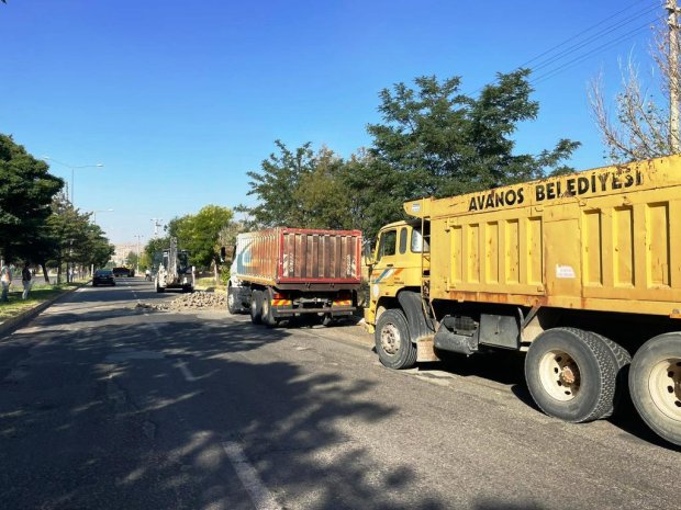 Belediye Başkanımız Sayın Mustafa Kenan Sarıtaş, İnönü Caddesi’nde sıcak asfalt çalışmalarının startını verdi.