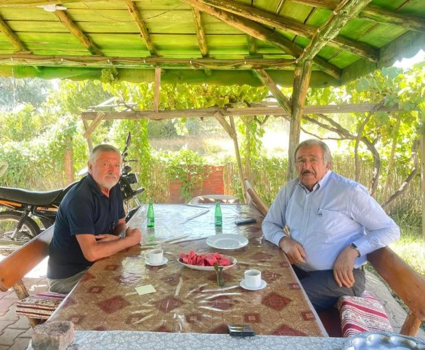 Belediye Başkanımız Mustafa Kenan Sarıtaş eski belediye başkanlarımızdan Seyhan Duru’yu karşıbağ'daki bahçesinde ziyaret etti.