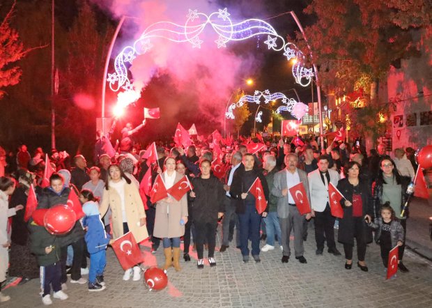 Cumhuriyet coşkusu meydanda yakılan sin sin ateşi ve çalınan marşlarla doyasıya kutlandı.