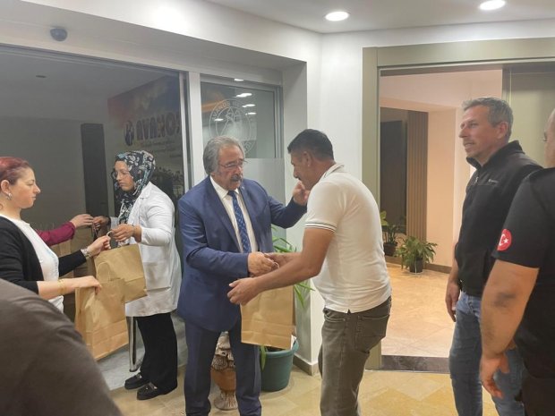 Belediye Başkanımız Sn. Mustafa Kenan Sarıtaş, Kurban Bayramı dolayısıyla belediye binasında ve bağlı hizmet birimlerinde görev yapan personelimizle bir araya gelerek bayramlaştı.