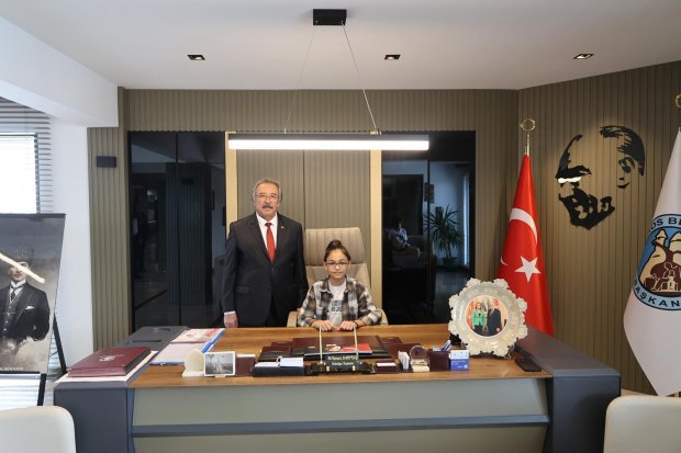 BELEDİYE BAŞKANIMIZ BAŞKANLIK KOLTUĞUNU ÇOCUKLARA DEVRETTİ