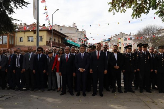 Belediye Başkanımız Sayın Mustafa Kenan Sarıtaş, Cumhuriyetimizin 102. yılı kutlamaları kapsamında düzenlenen törende, Cumhuriyet Meydanı’nda bulunan Atatürk Anıtı’na çelenk sundu.