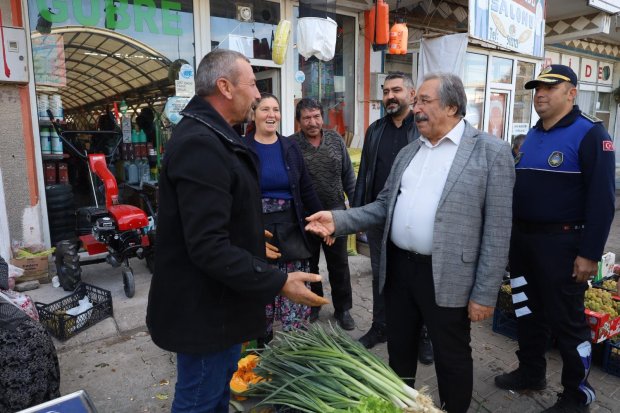 Belediye Başkanımız Sayın Mustafa Kenan Sarıtaş, Cuma günü pazaryerini ziyaret ederek esnaflarımızla ve hemşehrilerimizle tek tek sohbet etti.