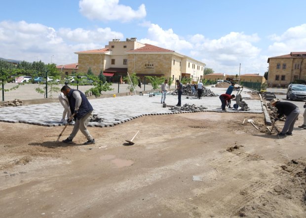 Fen işleri müdürlüğü ekiplerimiz, ilçemizin bir çok noktasında çalışmalarını aralıksız sürdürüyor.