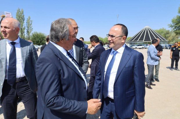 Ulaştırma ve Altyapı Bakanımız Sayın Abdulkadir Uraloğlu’nun katılımlarıyla kapsamlı şekilde restorasyonu tamamlanarak hizmete giren Tarihi Taş Köprümüzün resmi açılışı tören gerçekleştirildi.