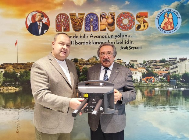 Assuva Uzay ve Havacılık Savunma Sanayi Yönetim Kurulu Başkanı Remzi Başbuğ, termal görüntülü arama cihazı hediye etti.