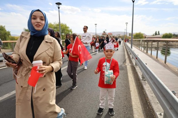 Cumhuriyetimizin 102. yılı etkinlikleri kapsamında, Avanos Mutlu Çocuk Anaokulu tarafından Cumhuriyet Korteji Yürüyüşü ve Çocuk Şenliği etkinliği düzenlendi.