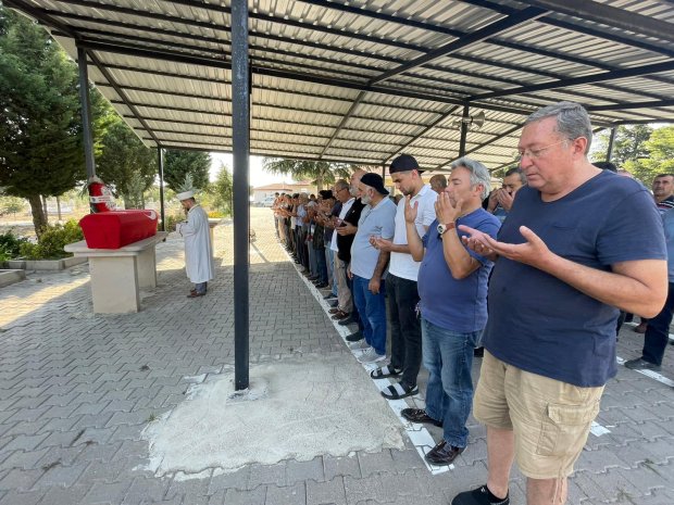 Emekli Komiser Ömer Faruk Güner için Avanos Kabristanlığı’nda İl Emniyet Müdürlüğü Mangası tarafından cenaze töreni düzenlendi.