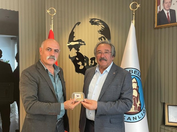 Belediye Başkanımız Sayın Mustafa Kenan Sarıtaş'ın Ahilik Haftası dolayısıyla, belediyemiz aşevinde hazırlattığı helvalar Şehit Şevket Tekin Merkez Camii çıkışında hemşehrilerimize ikram edildi.