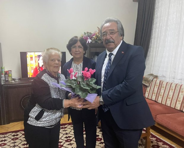 Belediye Başkanımız Sayın Mustafa Kenan Sarıtaş, kıymetli eşi Sayın Cahide Sarıtaş Hanımefendi ile birlikte 24 Kasım Öğretmenler Günü dolayısıyla ilçemizin eğitim hayatına yıllarca emek vermiş, emekli öğretmenlerimizi ziyaret etti.