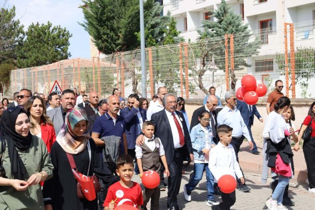 Avanos’ta 23 Nisan Ulusal Egemenlik ve Çocuk Bayramı, Çelenk Sunumu ve Kortej Yürüyüşü ile Başladı