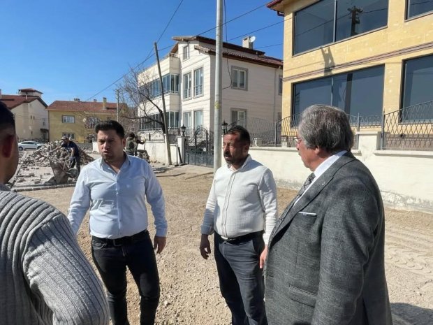 Belediye Başkanımız Sayın Mustafa Kenan Sarıtaş, kilit parke yol ve bordür çalışmalarını inceledi.