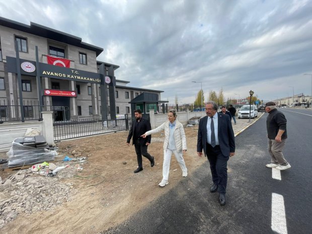 Belediye Başkanımız Sayın Mustafa Kenan Sarıtaş, yapım çalışmaları devam eden yeni Hükümet Konağı’nı ziyaret ederek müteahhit firma yetkilisi Sayın Mimar Yeliz Akyürek’ten çalışmalar hakkında detaylı bilgi aldı.