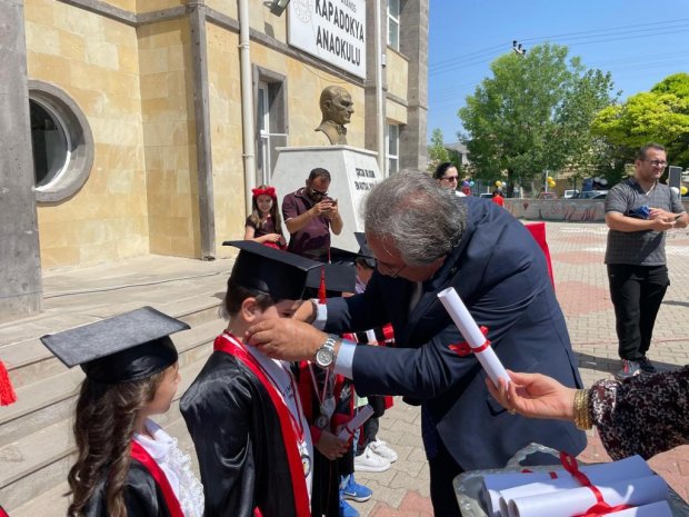 Belediye Başkanımız Sayın Mustafa Kenan Sarıtaş Kapadokya Anaokulu’nun yıl sonu mezuniyet törenine katıldı.