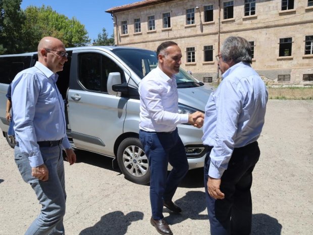 Kültür ve Turizm Bakanlığı Kütüphaneler ve Yayımlar Genel Müdürü Taner Beyoğlu, Belediye Başkanımız Mustafa Kenan Sarıtaş ile birlikte Eski Avanos Lisesinde incelemelerde bulundu.