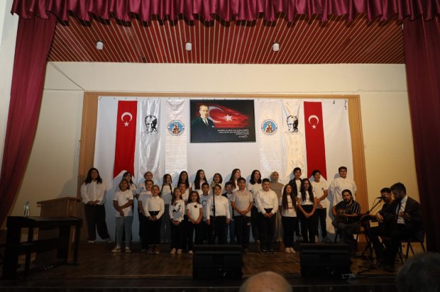 29 Ekim Cumhuriyet Bayramı kutlama etkinlikleri kapsamında, belediyemiz bünyesinde çalışmalarını sürdüren Türk Halk Müziği Korosu ve Çocuk Korosu tarafından Cumhuriyet Konseri ve Tiyatro Etkinliği gerçekleştirildi.
