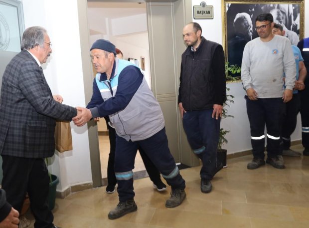 Belediye Başkanımız Sn. Mustafa Kenan Sarıtaş, Ramazan Bayramı dolayısı ile belediye binasında ve diğer hizmet birimlerinde görev yapan personellerimizle bayramlaştı.