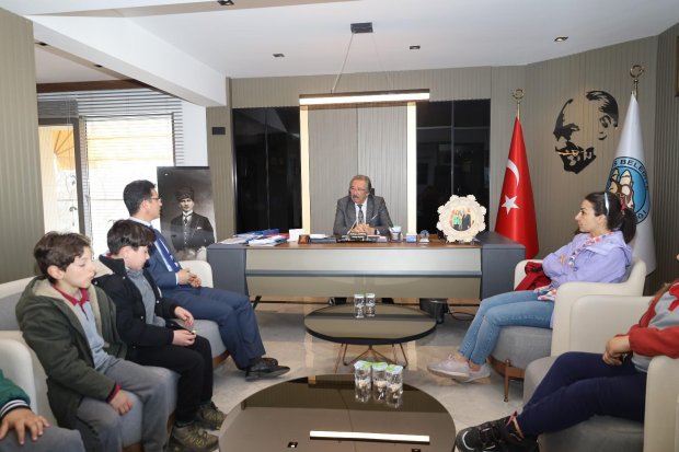 Alaeddin İlköğretim Okulu öğrencileri, Belediye Başkanımız Sn. Mustafa Kenan Sarıtaş’ı ziyaret ettiler.
