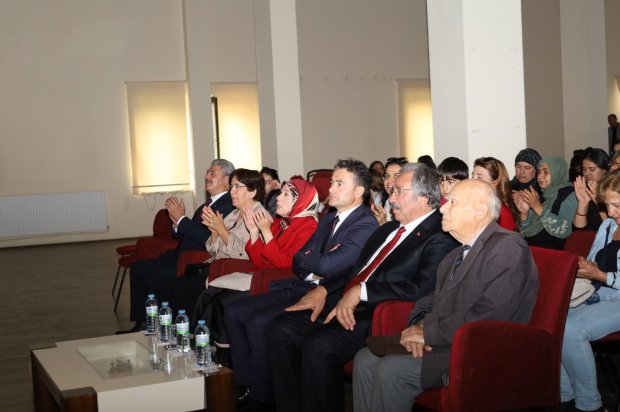 29 Ekim Cumhuriyet Bayramı kutlama etkinlikleri kapsamında, belediyemiz bünyesinde çalışmalarını sürdüren Türk Halk Müziği Korosu ve Çocuk Korosu tarafından Cumhuriyet Konseri ve Tiyatro Etkinliği gerçekleştirildi.