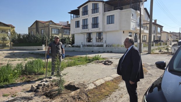 BAHAR SEZONUYLA BİRLİKTE YEŞİL ALAN ÇALIŞMALARI HIZ KAZANDI