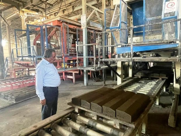Kilit parke ve bordür üretim tesisimizde çalışmalar tüm hızıyla sürüyor. Belediye Başkanımız Sayın Mustafa Kenan Sarıtaş, tesisimizde devam eden üretim faaliyetlerini yerinde inceledi.