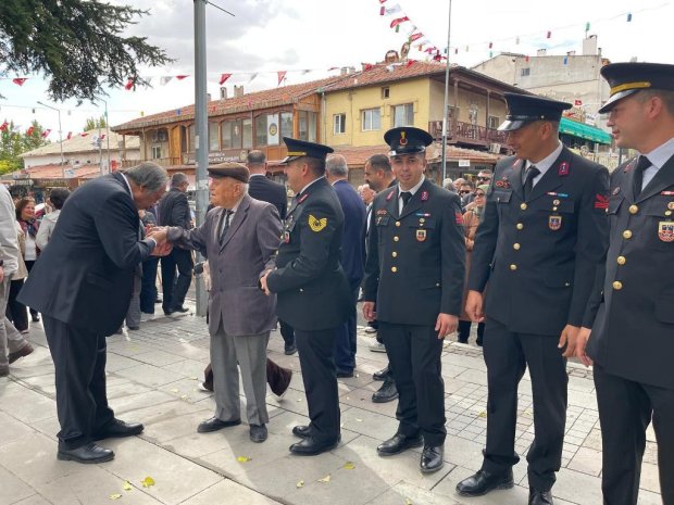 Belediye Başkanımız Sayın Mustafa Kenan Sarıtaş, Cumhuriyetimizin 102. yılı kutlamaları kapsamında düzenlenen törende, Cumhuriyet Meydanı’nda bulunan Atatürk Anıtı’na çelenk sundu.