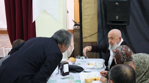 BELEDİYEMİZİN GELENEKSEL İFTAR SOFRASINDA HEMSEHRİLERİMİZ BİR ARADA ORUÇLARINI AÇIYOR