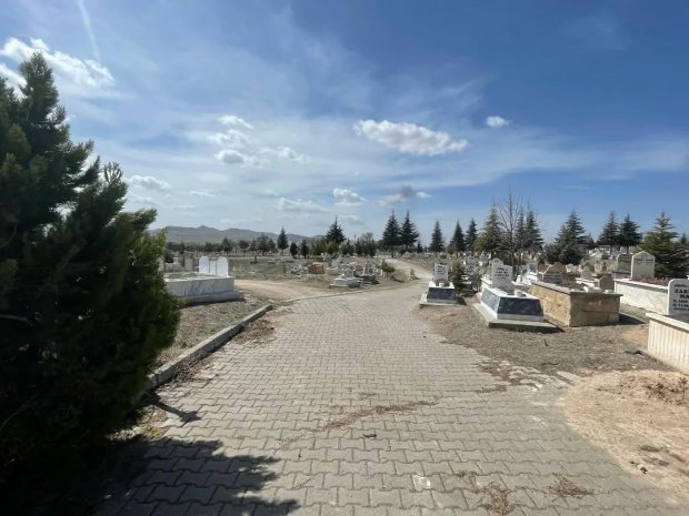 Belediyemiz tarafından Ramazan Bayramı öncesinde mezarlıkta bakım ve temizlik çalışmaları başlatıldı.