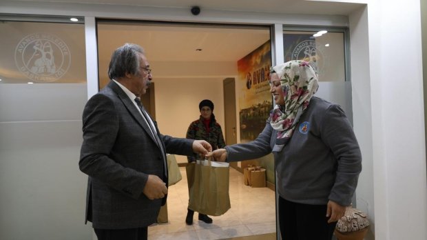BELEDİYE BAŞKANIMIZ PERSONELLERİMİZİN YENİ YILINI KUTLADI