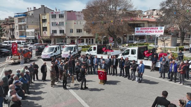5 adet yeni damperli pikap, 1 adet kamyon, 1 adet yeni silindir ve 3 adet yeni çim biçme aracı