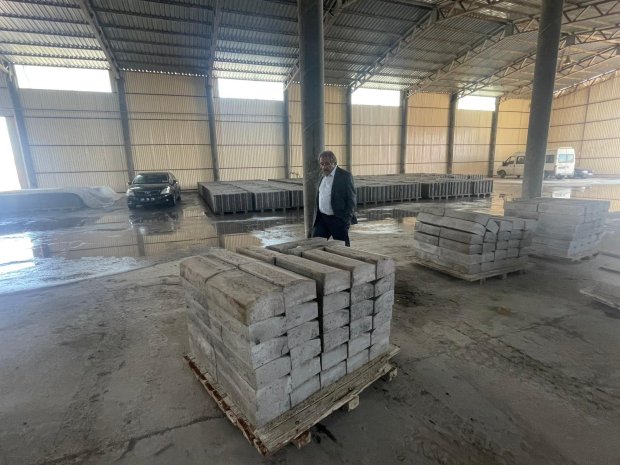 Belediyemize ait kilit parke ve bordür tesisinde üretim çalışmaları hız kesmeden devam ediyor.
