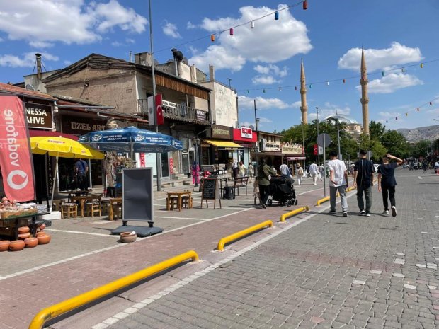 Belediyemiz tarafından çarşı meydanında hayata geçirilen "Araç Park Yoğunluğunu Azaltma ve Yayalaştırma" çalışmaları kapsamında hayata geçirilen duba çalışmaları esnaf ve vatandaşlarımızdan tam not aldı.