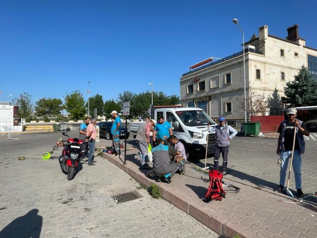 Belediye Başkanımız Sn. Mustafa Kenan Sarıtaş, güne belediye ekiplerimizle birlikte sahada başladı.