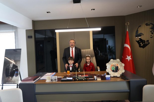 BELEDİYE BAŞKANIMIZ BAŞKANLIK KOLTUĞUNU ÇOCUKLARA DEVRETTİ