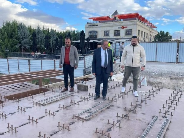Belediye Başkanımız Mustafa Kenan Sarıtaş, Tarihi Taş Köprümüzün tadilatında kullanılan çelik konstrüksiyon üretimini yapan Ceceli Grup Yönetim Kurulu Başkanı Şerafeddin Ceceli ve ekibi ile birlikte Taş Köprümüzdeki çalışmaları incelediler.